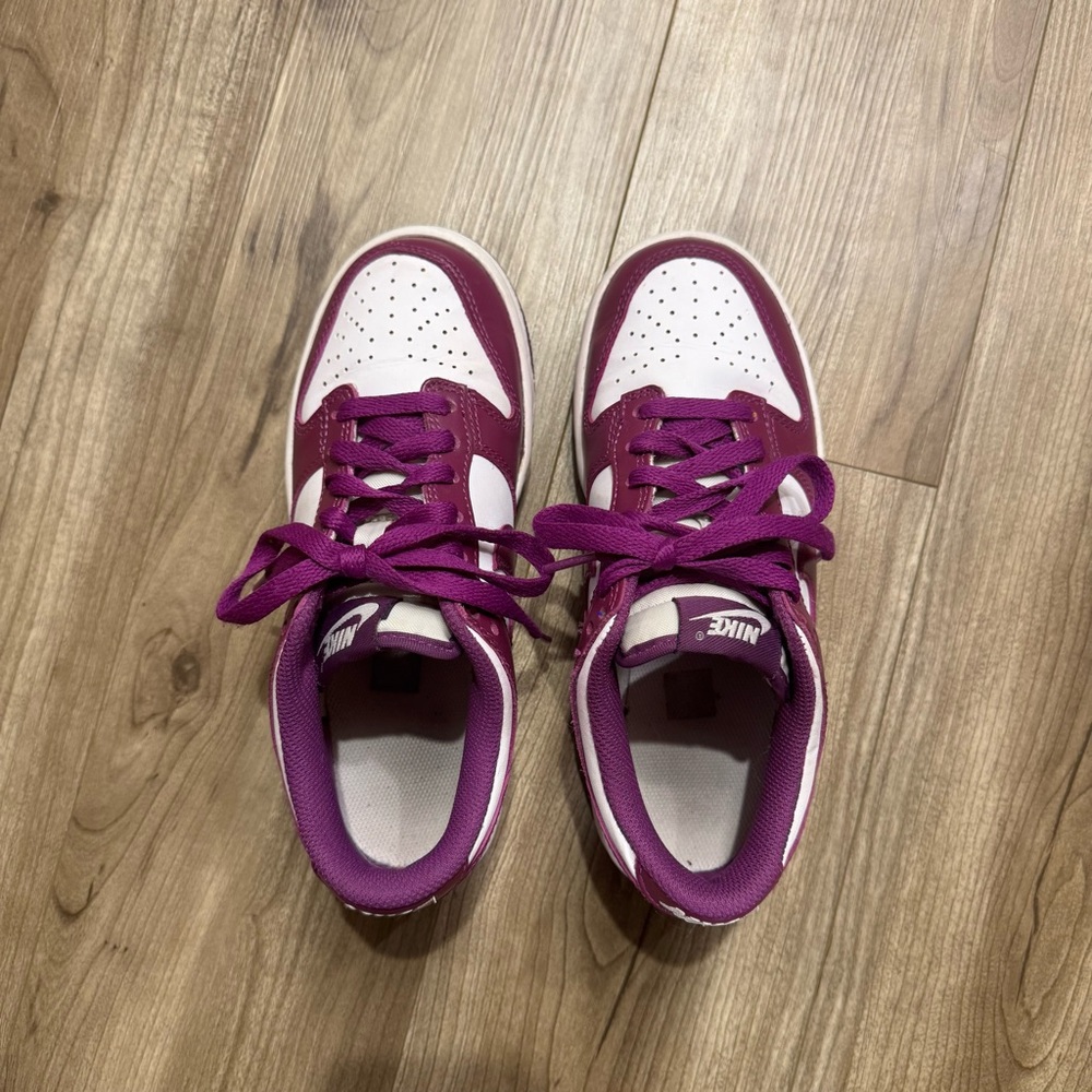 Nike Kids Sneakers in Purple and White - Picture 3 of 6